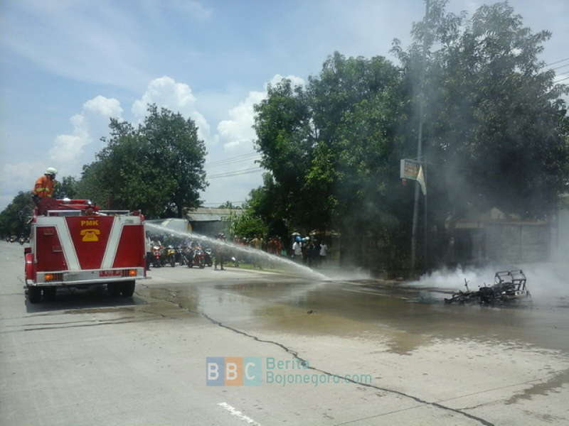 Motor Pengangkut Solar Terjatuh, Seorang Pengendara Terbakar