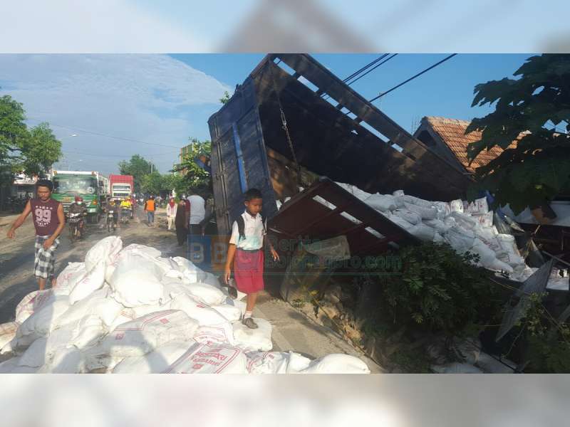 Nyetir Sambil Ngantuk, Sopir Truk Gandeng Tabrak Pikap Lalu Menimpa Rumah Warga