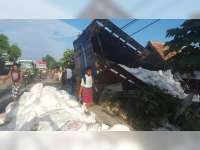 Nyetir Sambil Ngantuk, Sopir Truk Gandeng Tabrak Pikap Lalu Menimpa Rumah Warga