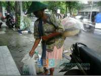 Mbak Ti 40 Tahun Lebih Menggendong Tape