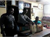 Razia Miras di Sugihwaras, Polisi Amankan 15 Liter Arak