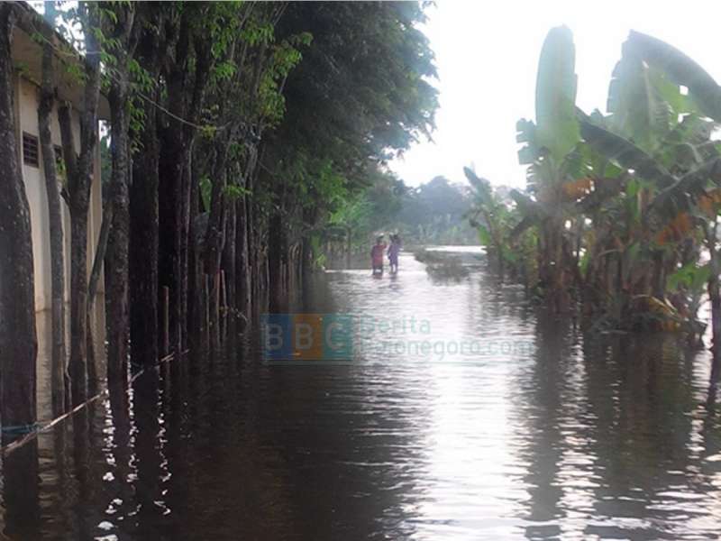 Dusun Mojopencol Dikepung Banjir Luapan Bengawan Solo 