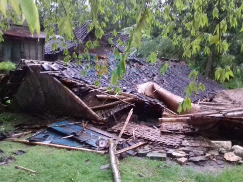 Angin Kencang Robohkan Satu Rumah di Sumberrejo