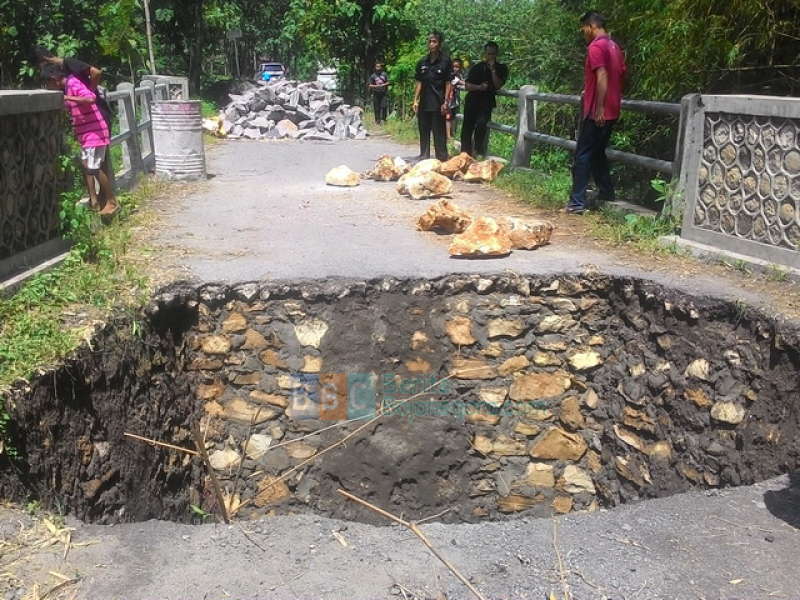 Warga Desa Luwihaji Mulai Gotong-Royong Perbaiki Jembatan Ngidung