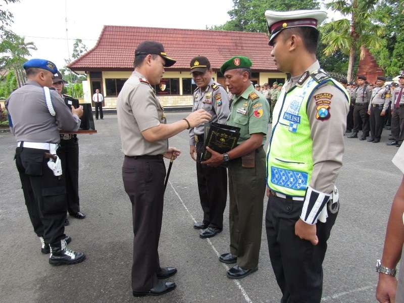 Apel Pagi, Kapolres Bagikan Bingkisan Ulang Tahun 
