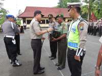 Apel Pagi, Kapolres Bagikan Bingkisan Ulang Tahun 