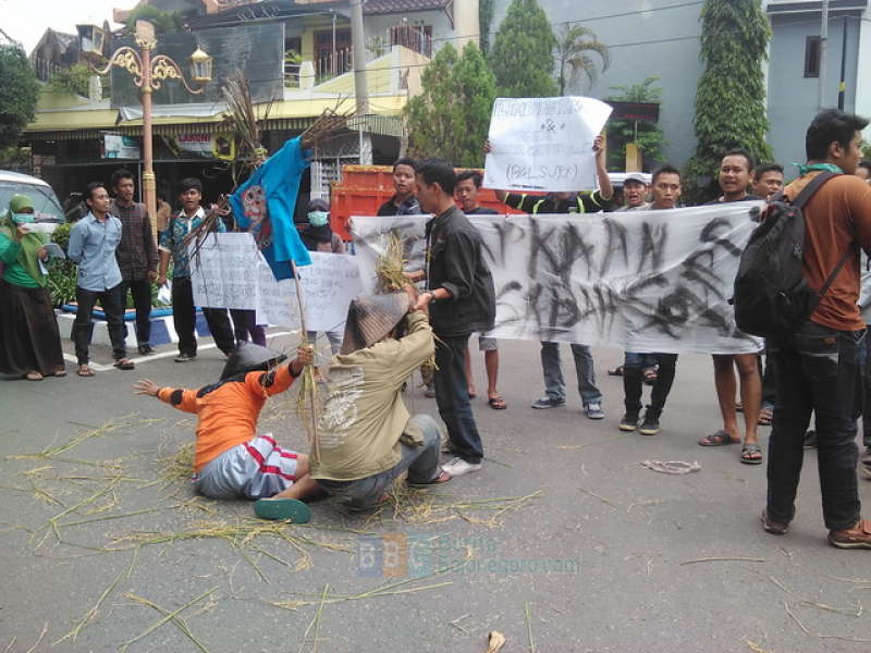 Aktivis PMII Berunjuk Rasa Menuntut Naiknya Harga Gabah