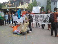 Aktivis PMII Berunjuk Rasa Menuntut Naiknya Harga Gabah