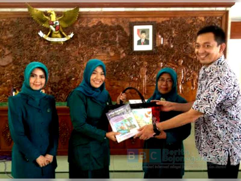 Dukung Pendidikan Berkarakter, EMCL Bagi 450 Buku dan Donasi Rp 450 Juta untuk Forum PAUD