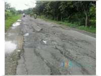 Jalan Poros Kecamatan di Desa Deru Rusak Parah