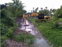 Cegah Banjir, Dinas Pengairan Keruk Lumpur di Saluran Air dan Anak Sungai
