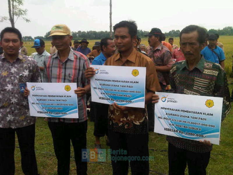 Mentan Serahkan Pembayaran Klaim Asuransi kepada Petani di Kanor