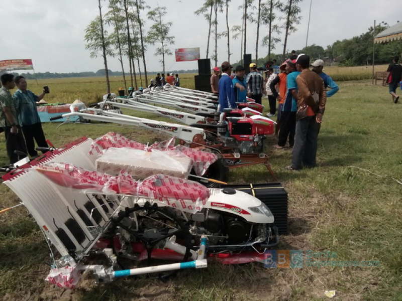 Mentan Serahkan Bantuan 124 Unit Handtraktor dan 46 Transplanter