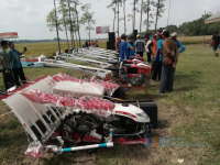 Mentan Serahkan Bantuan 124 Unit Handtraktor dan 46 Transplanter