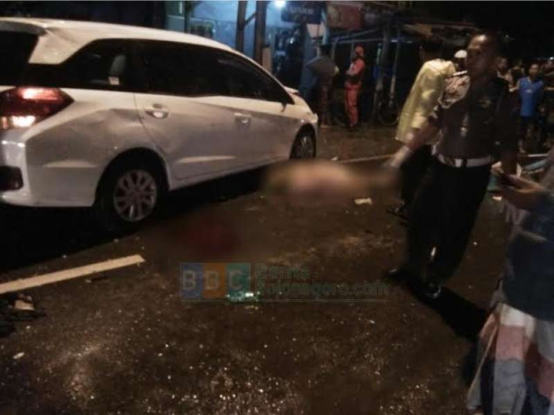 Isuzu Elf Hantam Honda Mobilio, 7 Orang  Tewas