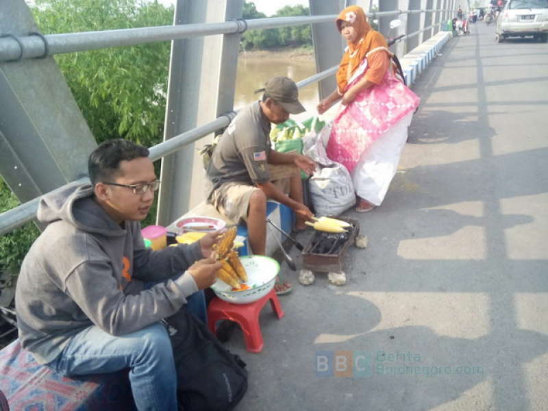 Inilah Cara Menjemput Rezeki Pedagang di Jembatan Padangan-Kasiman