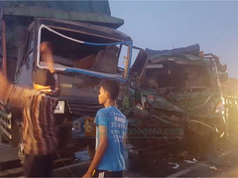 Tronton Hantam Trailer, Seorang Penumpang Gelap Tewas Tertimpa Muatan