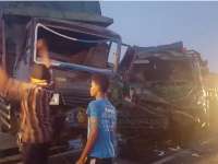 Tronton Hantam Trailer, Seorang Penumpang Gelap Tewas Tertimpa Muatan