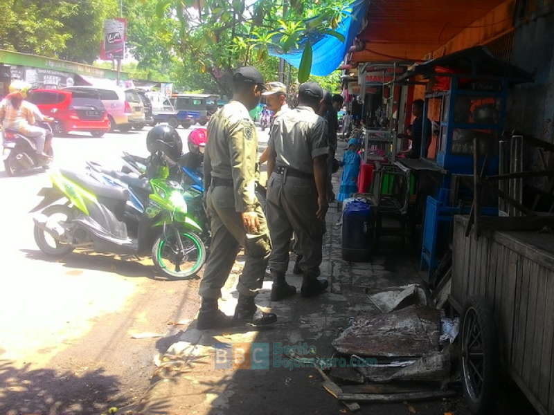 DKP Tertibkan PKL yang Buka Lapak di atas Trotoar