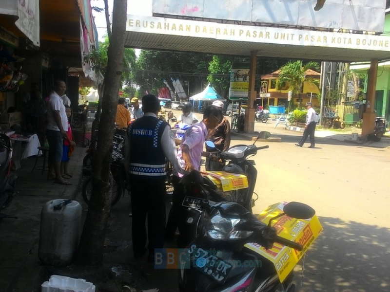 Dishub Tertibkan Parkir Kendaraan di Bahu Jalan