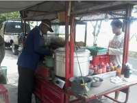 Tekuni Jualan Pentol, Sukardi Bisa Berangkatkan Haji Keluarga dan Karyawannya