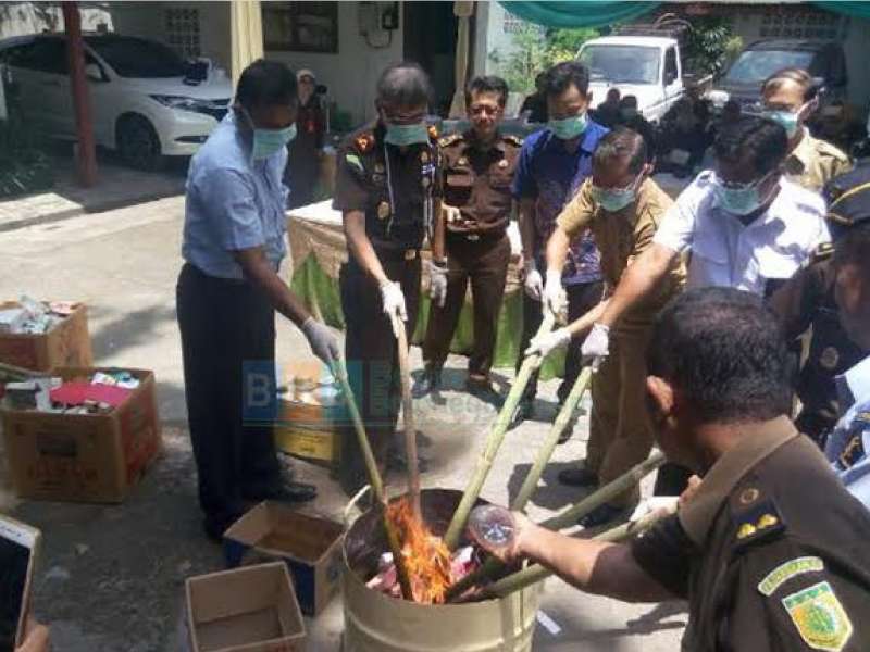 Kejari Musnahkan Rp150 Juta Uang Palsu dan Sejumlah Narkoba
