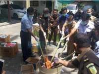 Kejari Musnahkan Rp150 Juta Uang Palsu dan Sejumlah Narkoba