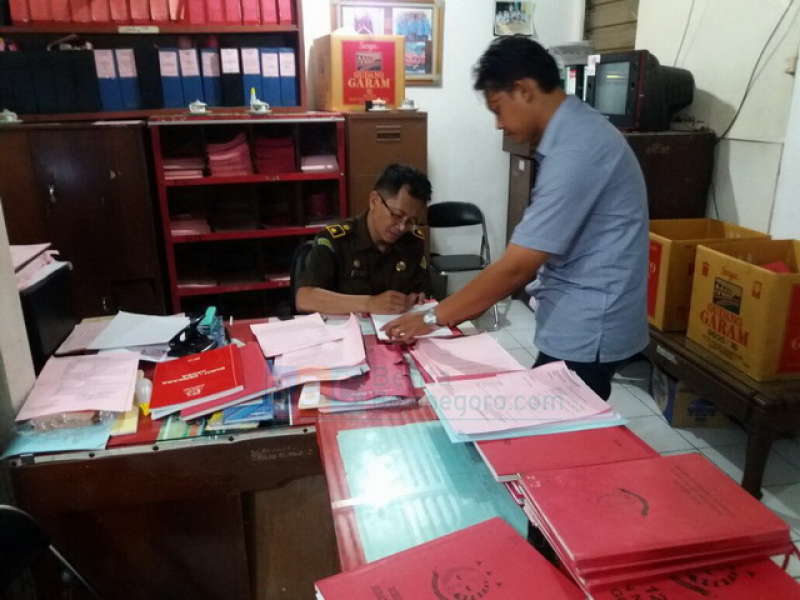 Polsek Baureno Serahkan Tersangka Penggelapan ke Kejaksaan