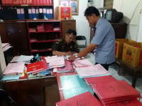 Polsek Baureno Serahkan Tersangka Penggelapan ke Kejaksaan