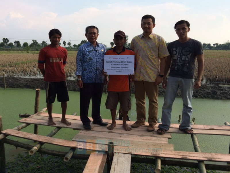 EMCL Serahkan 6.500 Benih Ikan pada Karang Taruna Cengungklung