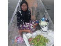 Saban Hari Jalan Kaki Puluhan Kilometer Jajakan Kembang Setaman