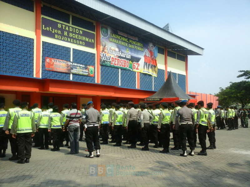 Petugas Keamanan Lakukan Apel Persiapan di Depan Stadion
