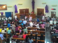 Gereja Katholik Dipenuhi Umat untuk Ibadat Jumat Agung