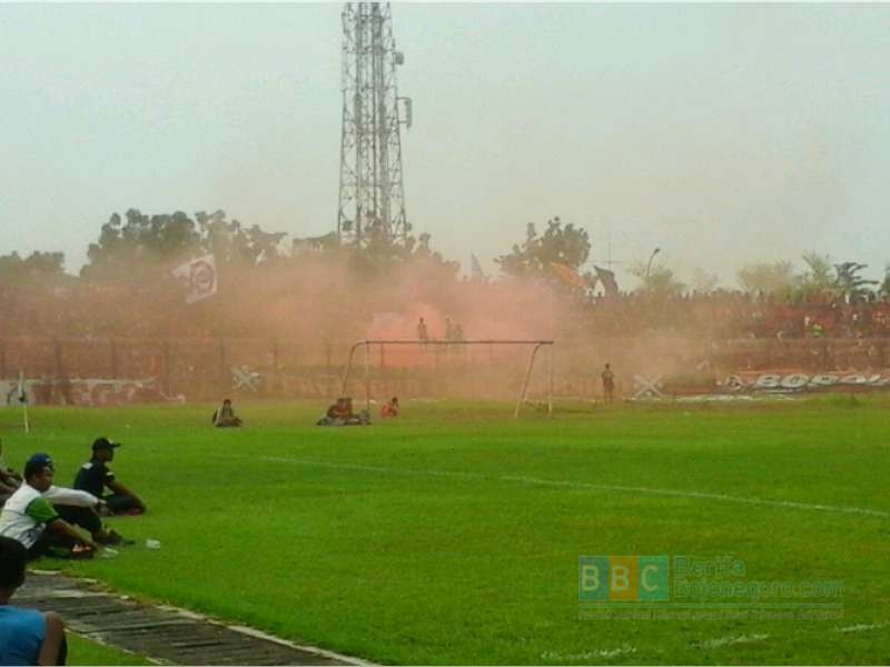 Oknum Suporter Nyalakan Kembang Api, Laga Dihentikan 5 Menit