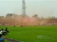 Oknum Suporter Nyalakan Kembang Api, Laga Dihentikan 5 Menit