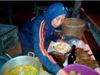 Penjual Lontong Malam Jadi Ramai Karena Proyek Banyuurip