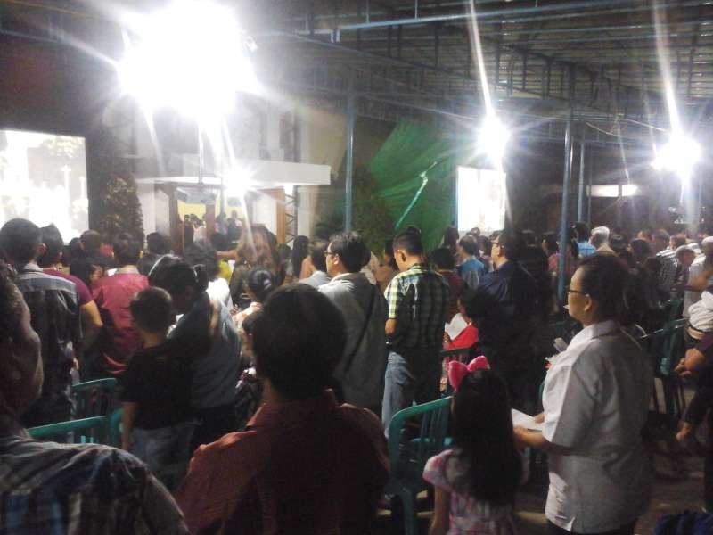 800 Jemaat Ikuti Malam Paskah di Gereja Santo Paulus 