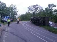 Lewat Jalan Menikung Tajam, Tronton Muat Semen Terguling