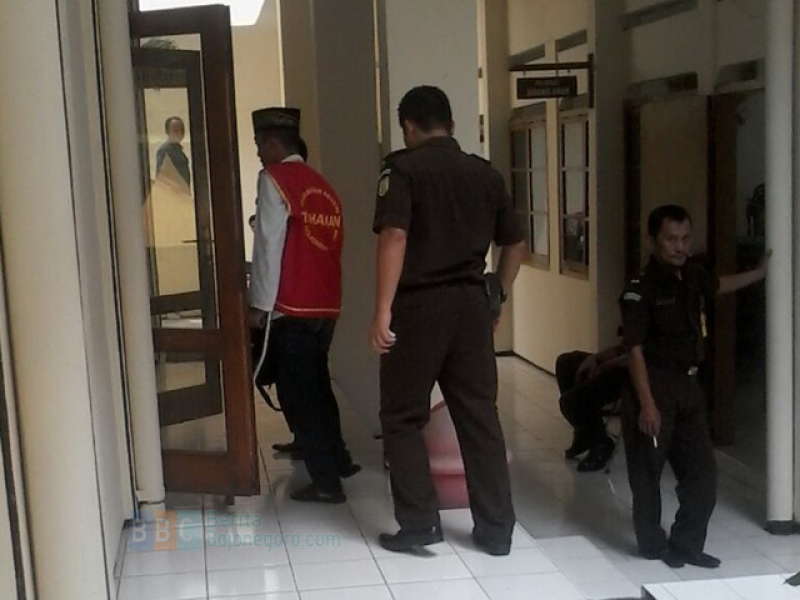 Palu dan Pisau yang Dipakai Membunuh adalah Milik Ayah Terdakwa