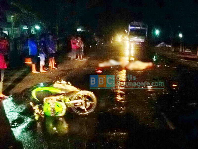 Mio Tabrak Truk Parkir, Dua Orang Tewas