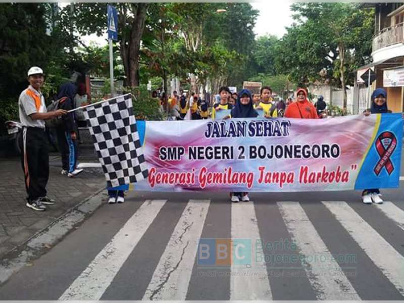 SMPN 2 Bojonegoro Adakan Jalan Sehat Anti Narkoba