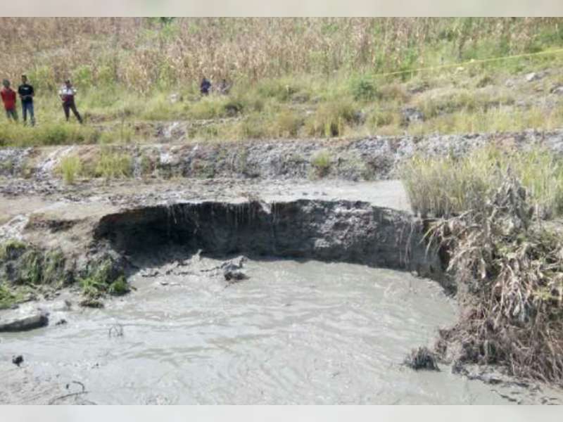 Untuk Antisipasi, Petugas Memasang Garis Polisi di Area Semburan