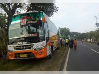 Kurang Hati-Hati Menyeberang, Pengendara Sepeda Pancal Disruduk Bus 