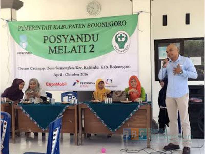 EMCL Bagi 1400 Paket Makanan untuk Balita