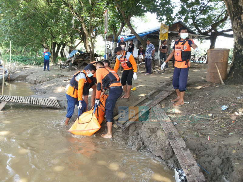 Tim SAR Evakuasi Jenazah Mrs X yang Hanyut di Bengawan Solo