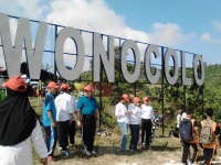 Pertamina Ajak Siswa Jalan Sehat dan Bersihkan Sampah di Sumur Tua Wonocolo