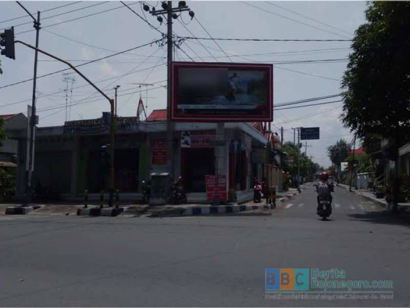 Papan Promosi di Trotoar