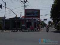 Papan Promosi di Trotoar