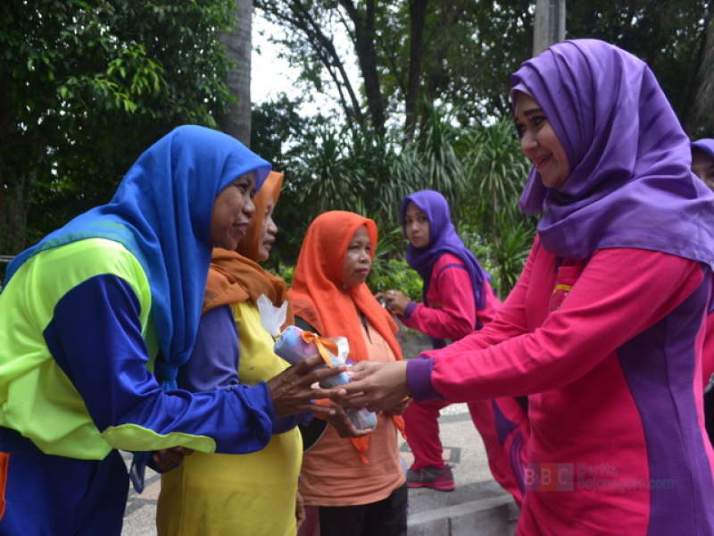 Beri Penghargaan Perempuan Pekerja, Bhayangkari Bagikan Jilbab