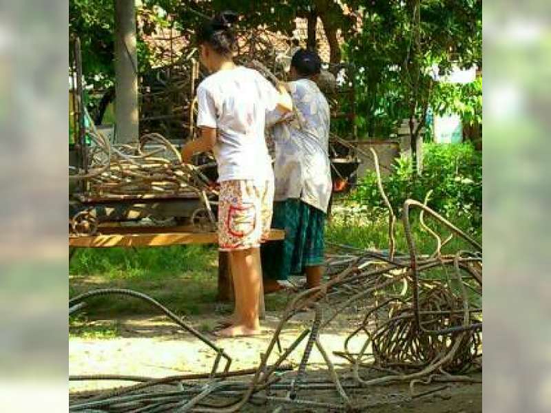 Warga Berebut Sisa Besi Bongkaran Fasilitas Produksi Awal Blok Cepu